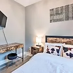 Cozy 4 Bedroom Located Right In Downtown Atlanta.
